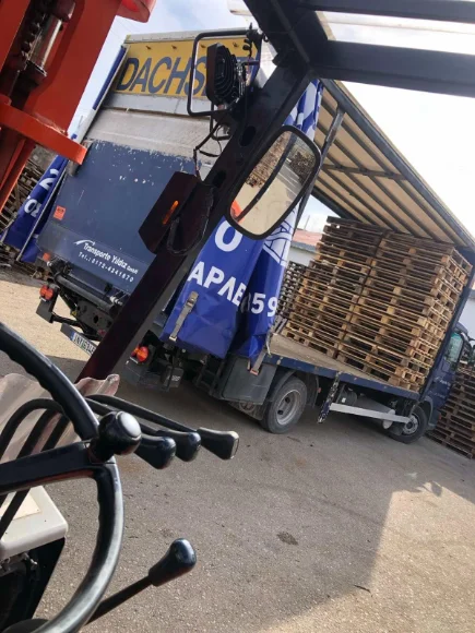 Φόρτωση παλετών σε φορτηγό της εταιρείας