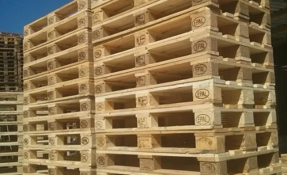 Στοίβες καινούργιων ευρωπαλετών EPAL 120x80