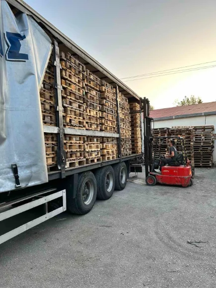 Φόρτωση παλετών σε φορτηγό με κλαρκ